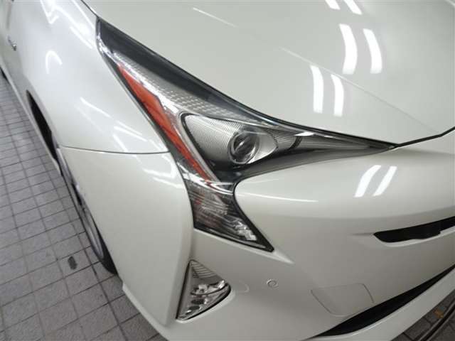 LEDヘッドライトです。デザイン性がよくとても明るいので、夜間の走行や悪天候でも安心です。しかも長寿命！