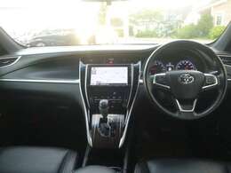 高級感と機能性が特徴の運転席まわり、視認性がイイ　メーターとスイッチまわり。