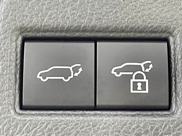 【電動リアゲート】ボタンひとつで大きなゲートも簡単に開閉可能です。背の高いSUV、ミニバンにあると嬉しいですね。