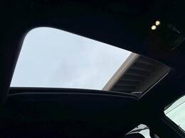 開放感あふれるドライブをお楽しみいただけるサンルーフを装備。天気の良い日にサンルーフを開けると気分が高まりますね☆