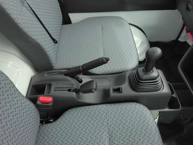 下取車中心のラインナップですので、お買得車を多く展示しております。また、スズキアリーナ富川はスズキディーラーですので、新車販売やお買得な中古車も多数ございます。