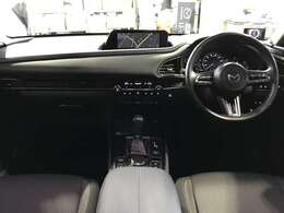 快適な室内空間が広がります。デザイン性と操作性を両立したインテリアでドライバーを飽きさせません☆