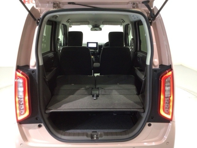 リアシートを倒すと、ラゲッジスペースを広くお使いいただけます！