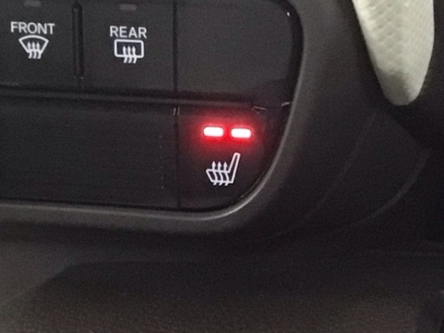 フロント両席にはシートヒーターが付いています！寒い日に便利な装備ですね。