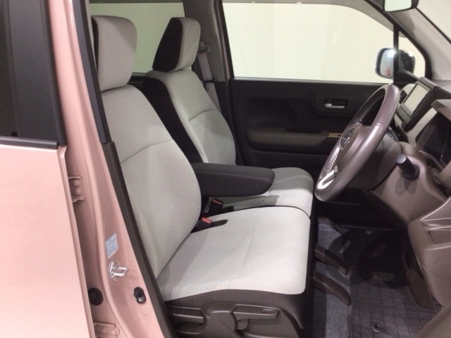 シートは厚めのクッションですのでゆったり座れますよ。