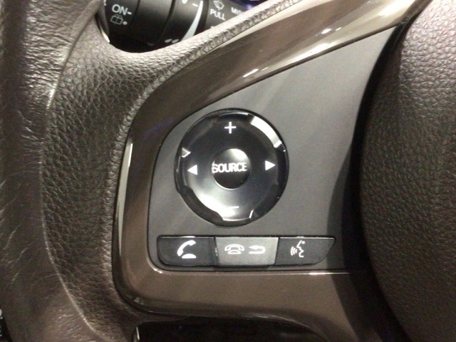 ステアリングにオーディオ操作スイッチが付いています。オーディオ画面に直接タッチしなくても操作が出来ますので、運転に集中できます。