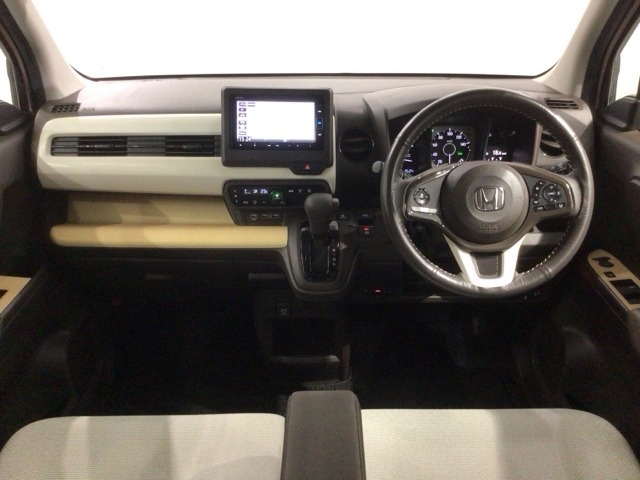 使いやすいレイアウトのダッシュボード周辺です。オートエアコンや小物入れなど嬉しい装備が満載です。