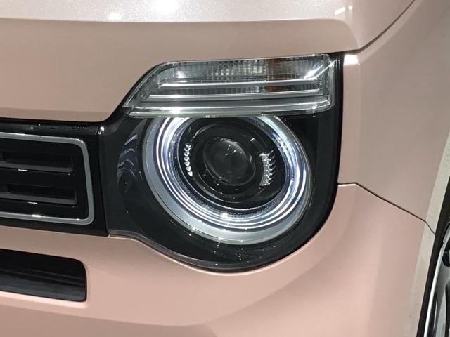 LEDヘッドライトは、点灯の瞬間から最大光量を発揮し、突然暗くなるトンネルなどでの安定感を高めます。