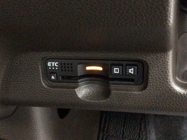 いまや快適なカーライフに欠かせないETCが付いています。