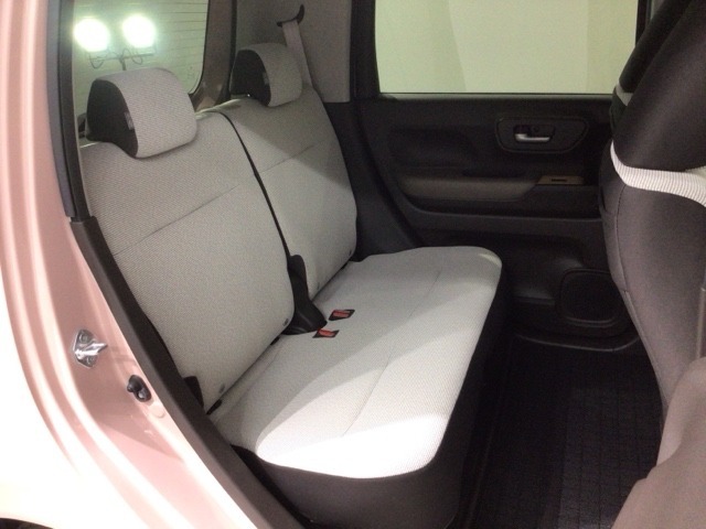 後席も余裕の広さ！ゆったりくつろげます！！