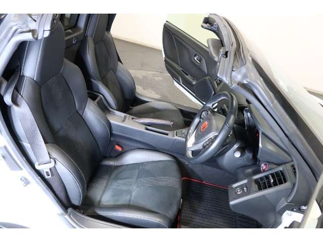 すわり心地の良い運転席・助手席です。長時間のドライブの疲れ軽減に貢献します。どうぞ快適なドライブを♪