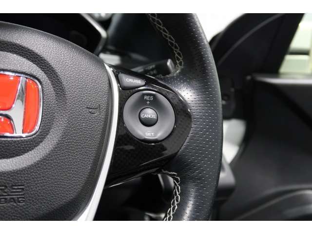 Hondaセンシングの機能のひとつ、アダプティブクルーズコントロール付！アクセルから足を離しても設定したスピードと前車との車間を保ち走行してくれます！車線維持もアシスト☆高速道路で疲労軽減ですね☆