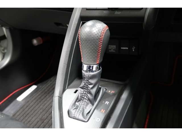 シフトレバーは扱いやすい位置に配置されてます。安全運転でお出掛けください。