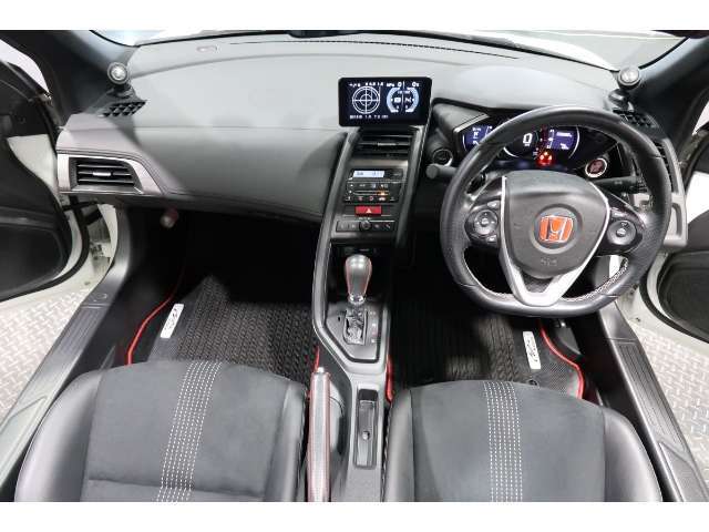 ドライバーを包み込むように、ディスプレーやスイッチ、コンソールを配置。座った瞬間から運転への期待や心地よさが伝わります。