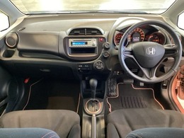 車内は光触媒抗菌消臭施工済です。スタイリッシュなデザインで暖かみのあるインパネ周りを演出します。グローブボックスやカップホルダーのほかにトレーなどたくさんの収納スペースが装備されています。