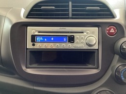 純正CDチューナーにはAUX入力端子がついてますので外部入力から音楽などを楽しめます。その下には1DIN分の小物入れがついています。CDケースなどを入れるのに便利です。