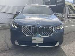 ☆BMWの代名詞とも言える【キドニーグリル】一目見ただけでBMW車であると認識できる確固たるアイコンとして存在感を放ちます☆