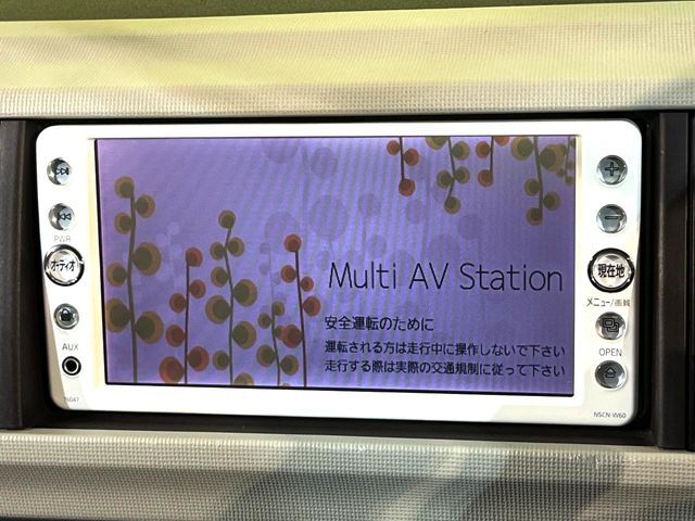 【純正ナビ】人気の純正ナビを装備しております。ナビの使いやすさはもちろん、オーディオ機能も充実！キャンプや旅行はもちろん、通勤や買い物など普段のドライブも楽しくなるはず♪