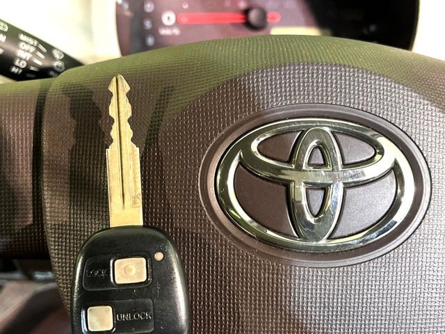 【キーレス】少し離れた場所からでもボタン一つでドアの開錠・施錠ができるのでとっても便利！ドアの鍵穴周りに傷をつけることもありません♪