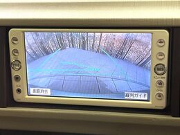 【バックカメラ】駐車時に後方がリアルタイム映像で確認できます。大型商業施設や立体駐車場での駐車時や、夜間のバック時に大活躍！運転スキルに関わらず、今や必須となった装備のひとつです！