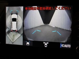 車両を上から見たような映像をナビ画面に表示するパノラミックビューモニター。運転席からの目視だけでは見にくい、車両周辺の状況をリアルタイムでしっかり確認できます。