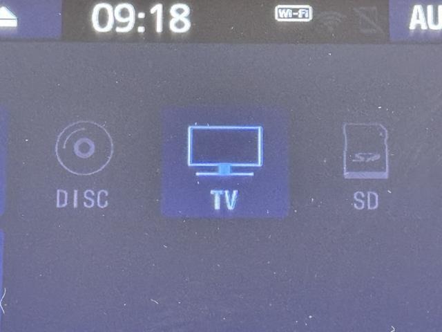 TVが見れるチューナーを装備しています。　新しい車でも付いていないことで、TVが見れない事も多々あるので要チェックです。