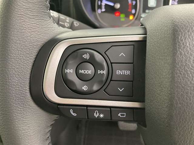 運転中、オーディオの操作をしてて、ハッとしたことはありませんか？ステアリングスイッチは、運転中でもハンドルでオーディオの操作が可能です。安全なドライブをサポートします。