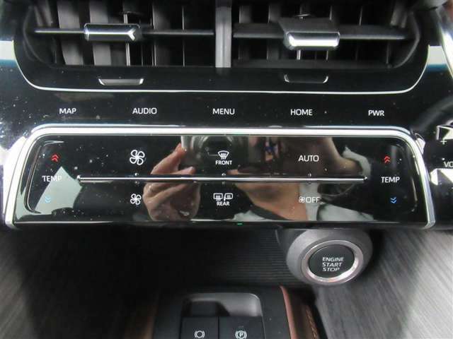 オートエアコンを装着しておりますので、車内をお好みの快適な温度に保つことが可能です！