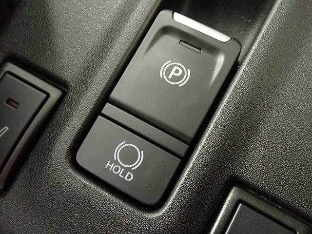 電動パーキングブレーキを採用。シフト操作やアクセルと連動してブレーキが作動/解除されるため　発進がスムーズ♪