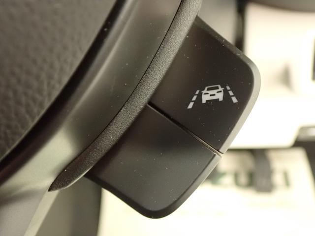 「車線逸脱抑制機能」を搭載しています。車線をはみ出しそうになると、ドライバーにステアリング操作を促し、車両を車線の内側に戻すよう支援します。