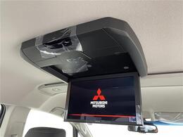 【純正後席モニター（フリップダウンモニター）】後部座席からも、DVDや映画、ライブ映像、YouTube動画など様々な動画が楽しめ、ドライブが退屈しません！