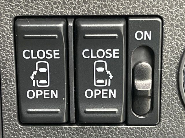 【両側パワースライドドア】スマートキーや運転席のスイッチで後席両側スライドドアの開閉が可能♪電動だから力を入れてドアを開ける必要が無く、小さなお子様でも簡単に開け閉めでき快適です♪