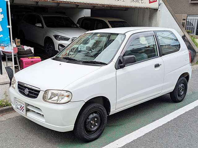 小傷はありますが大きな傷やへこみはありません。ボディーの艶もありきれいな車体です