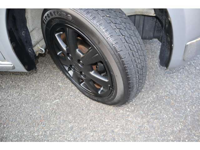 タイヤの溝は5分山程度あります。