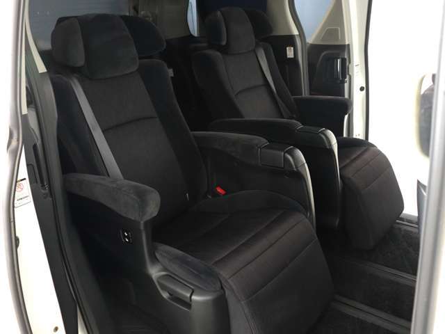 【上級モデル限定装備】★★エグゼクティブパワーシート！★★電動オットマン完備！足を楽々伸ばせ、ひじ掛けもありますので、優雅で快適なドライブをお楽しみいただけます！