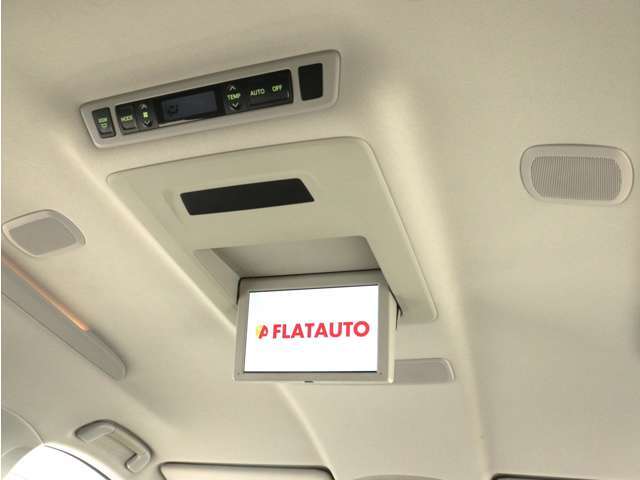 【電動後席モニター】プレミアムサウンド専用！電動開閉後席フリップダウンモニターです。5.1chサウンド、18スピーカーの専用音響システムとなり、人気の装備になります。