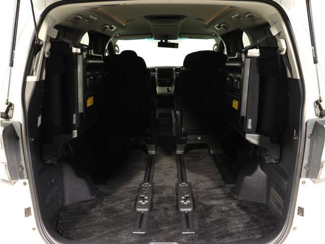 ミニバン最大級のスペース！ご家族、お友達とのキャンプやバーベキューほか、お仕事でも十分な容量が有ります！