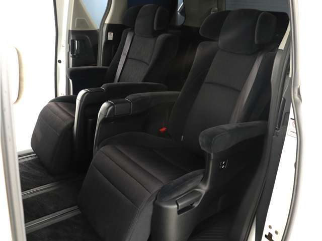 【上級モデル限定装備】★★エグゼクティブパワーシート！★★電動オットマン完備！足を楽々伸ばせ、ひじ掛けもありますので、優雅で快適なドライブをお楽しみいただけます！