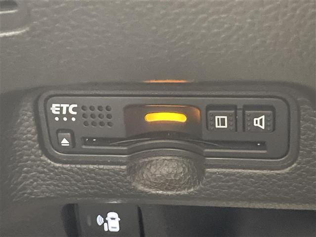 【ETC】有料道路の乗り降り時に停車することなくスマートに乗り入れが可能になったり、割引を受けることができる嬉しい装備です。