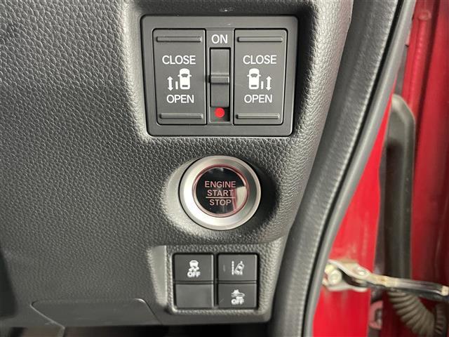 【両側パワースライドドア】スマートキーや運転席のスイッチで後席両側スライドドアの開閉が可能。電動だから力を入れてドアを開ける必要が無く、小さなお子様でも簡単に開け閉めでき快適です