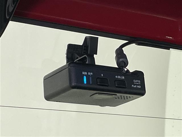 【ドライブレコーダー】運転中の記録を残します。事故などを起こした、起こされた時の証拠を残します。最新機種へのアップグレードも可能となっておりますので、ご相談ください。