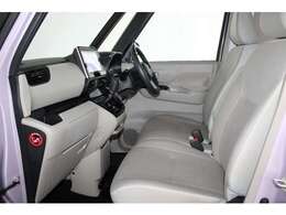 大きなベンチシートで足元もヒロビロ■大型シートで座り心地は快適♪中央には肘掛が付いてゆったりドライブ♪