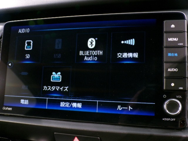 CD、DVD、Bluetooth、AM、FM、AUX、スマートフォン接続ができます。