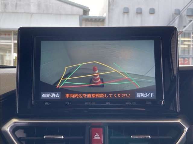 バックモニター付きです。車の後方に小型カメラが付いており、バックする際の後方の様子をモニター上に表示します。
