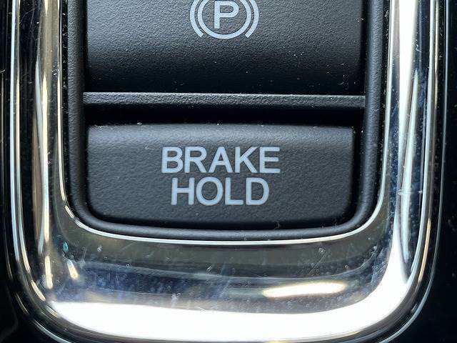 ブレーキホールド装備　ブレーキを踏まなくても停止中にボタン一つで操作可能です。