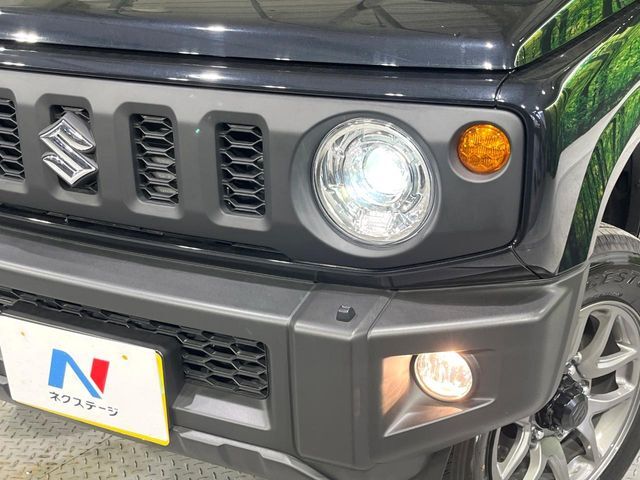 【LEDヘッドライト】悪天候や夜間走行時も良好な視界を確保し安心して運転できる高輝度LEDヘッドライトを装備！点灯速度が早く、消費電力も抑えられています。