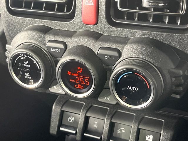 【オートエアコン】一度お好みの温度に設定すれば、車内の温度を検知し風量や温度を自動で調整。暑い…寒い…と何度もスイッチ操作をする必要はありません。快適な車内空間には必須の機能ですね♪