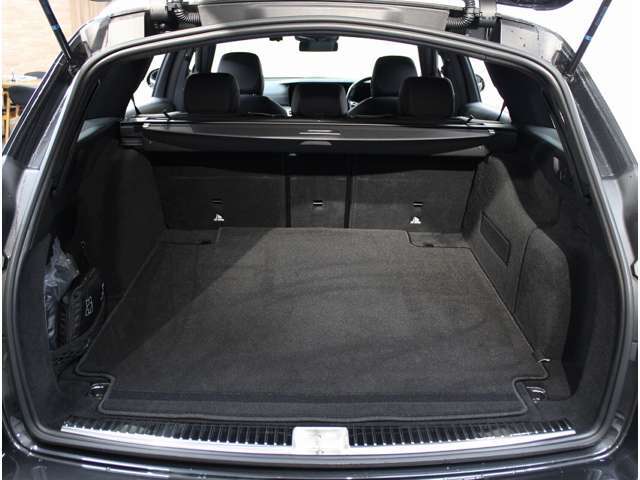 電動格納ミラー　DOHC　直列4気筒ターボチャージャー　電子制御9速AT　AMGスポーツステアリング　電動チルト＆テレスコピック機能