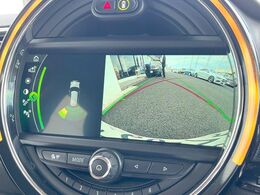 ●ガイドライン付きバックカメラ：不安な駐車もこれで安心！ガイドライン付きなので狭い箇所での駐車もラクラクです！