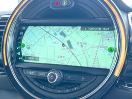 ●純正ナビ:一体感のあるナビは、高級感ある車内を演出してくれます。Bluetooth再生などオーディオ機能も充実しておりますので、運転もより楽しめます♪